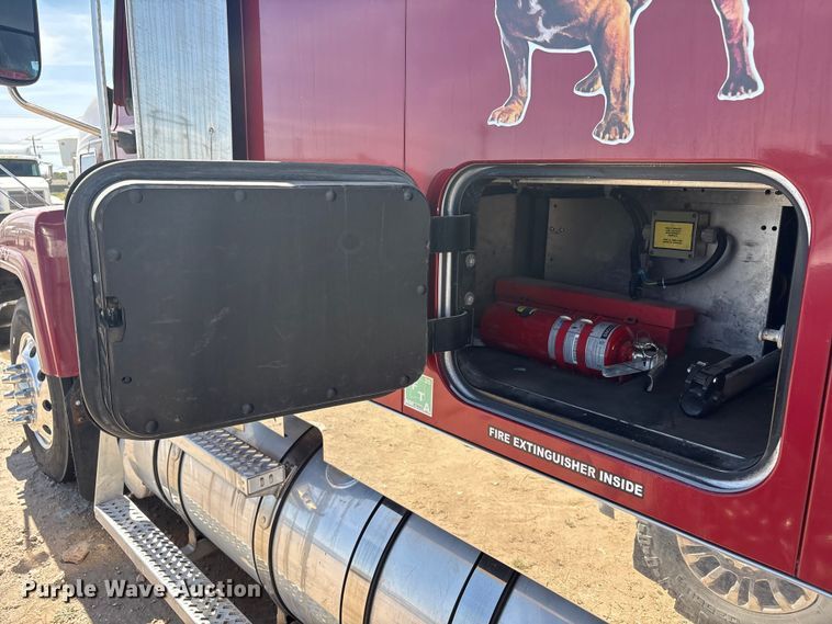 image for item FC2106 2011 Mack CHU613 semi truck