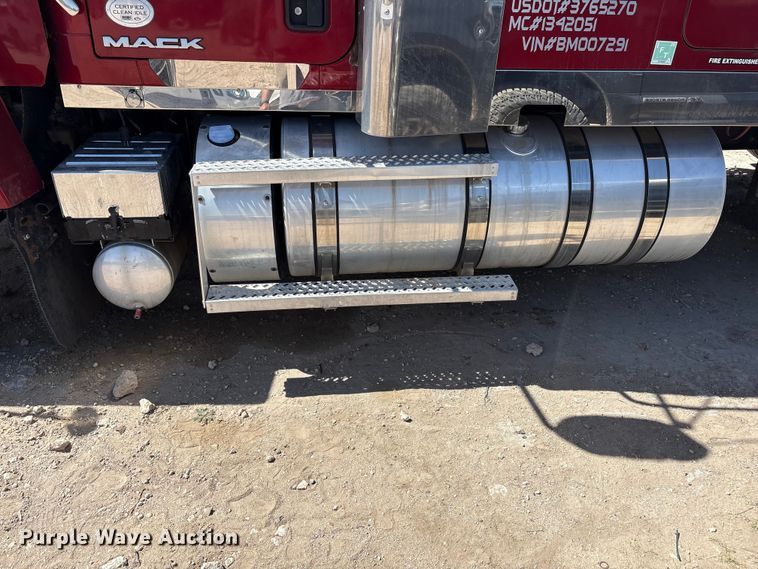 image for item FC2106 2011 Mack CHU613 semi truck