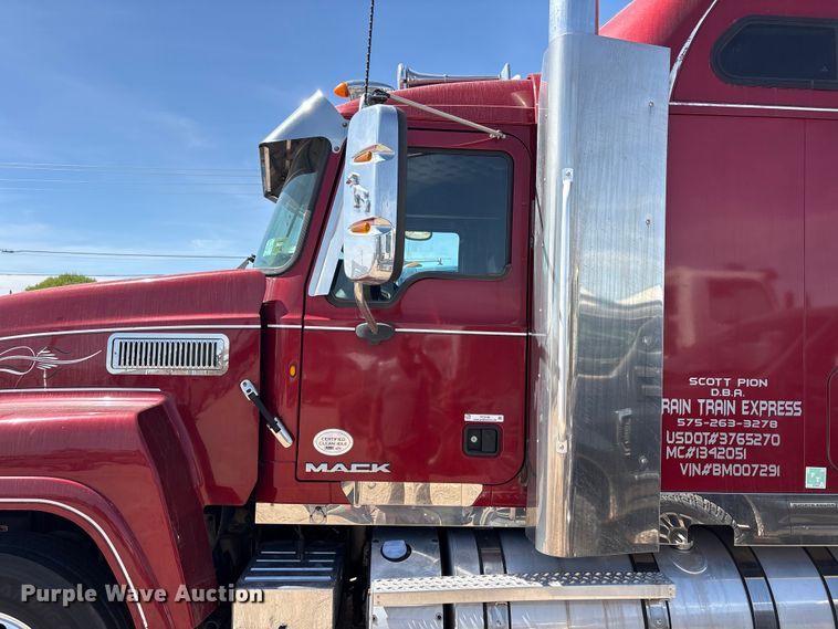 image for item FC2106 2011 Mack CHU613 semi truck