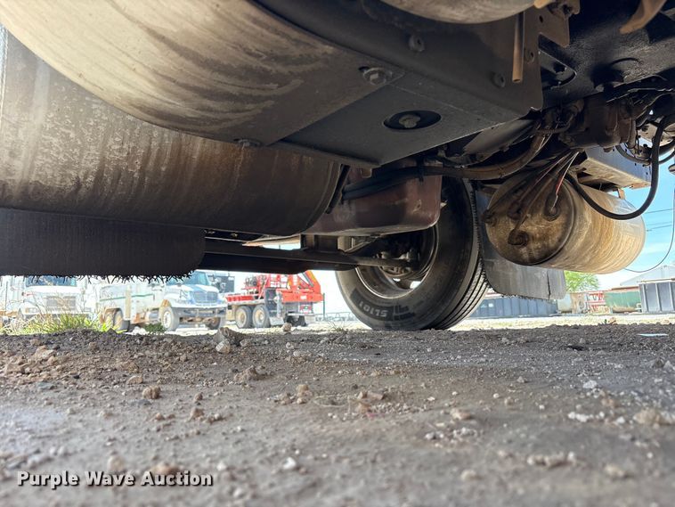 image for item FC2106 2011 Mack CHU613 semi truck