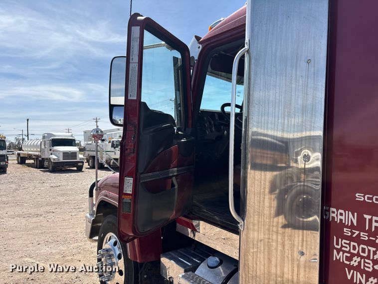 image for item FC2106 2011 Mack CHU613 semi truck