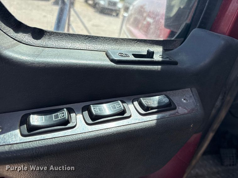 image for item FC2106 2011 Mack CHU613 semi truck