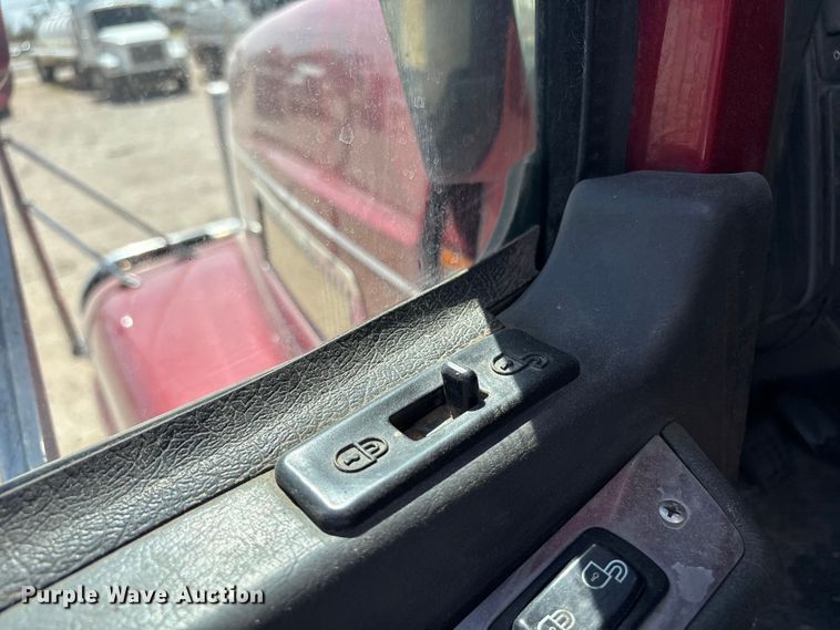 image for item FC2106 2011 Mack CHU613 semi truck