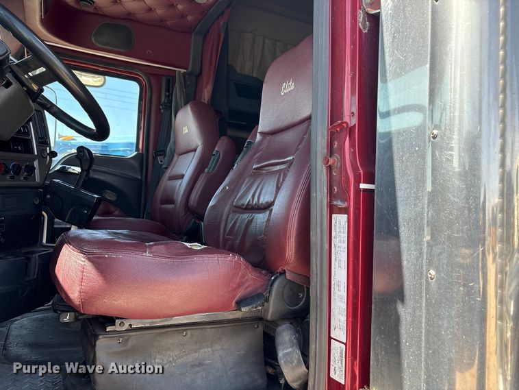 image for item FC2106 2011 Mack CHU613 semi truck