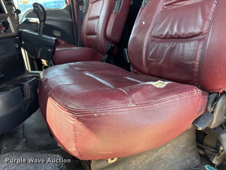 image for item FC2106 2011 Mack CHU613 semi truck