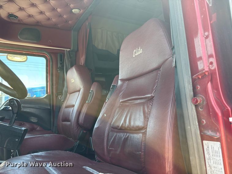 image for item FC2106 2011 Mack CHU613 semi truck