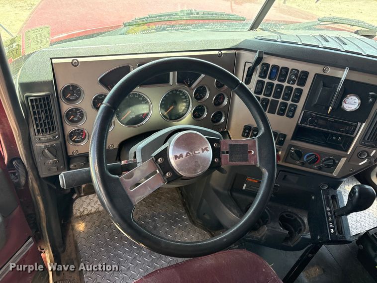 image for item FC2106 2011 Mack CHU613 semi truck