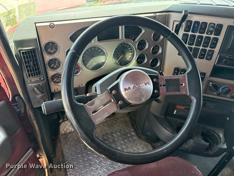 image for item FC2106 2011 Mack CHU613 semi truck