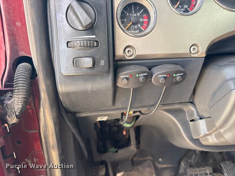 image for item FC2106 2011 Mack CHU613 semi truck