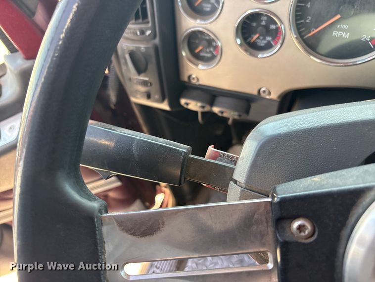 image for item FC2106 2011 Mack CHU613 semi truck