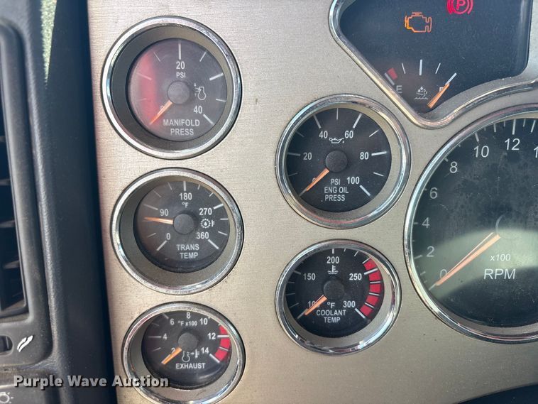 image for item FC2106 2011 Mack CHU613 semi truck