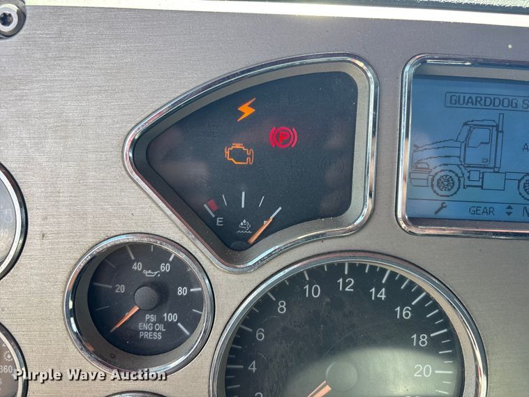 image for item FC2106 2011 Mack CHU613 semi truck