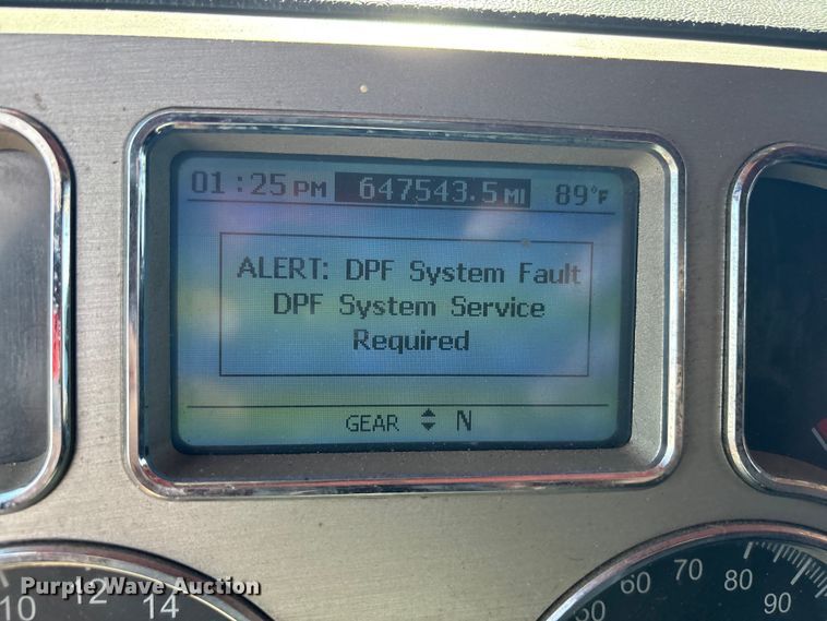 image for item FC2106 2011 Mack CHU613 semi truck