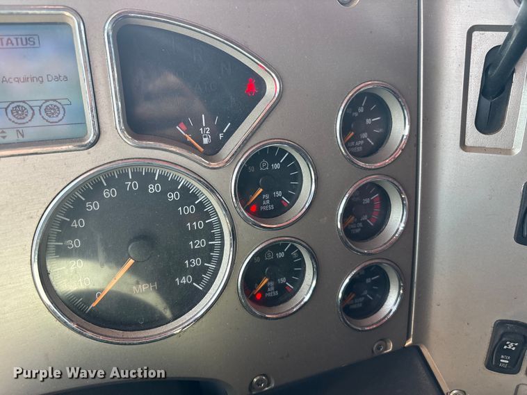 image for item FC2106 2011 Mack CHU613 semi truck