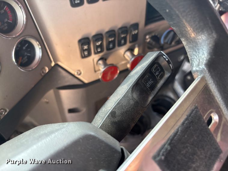 image for item FC2106 2011 Mack CHU613 semi truck