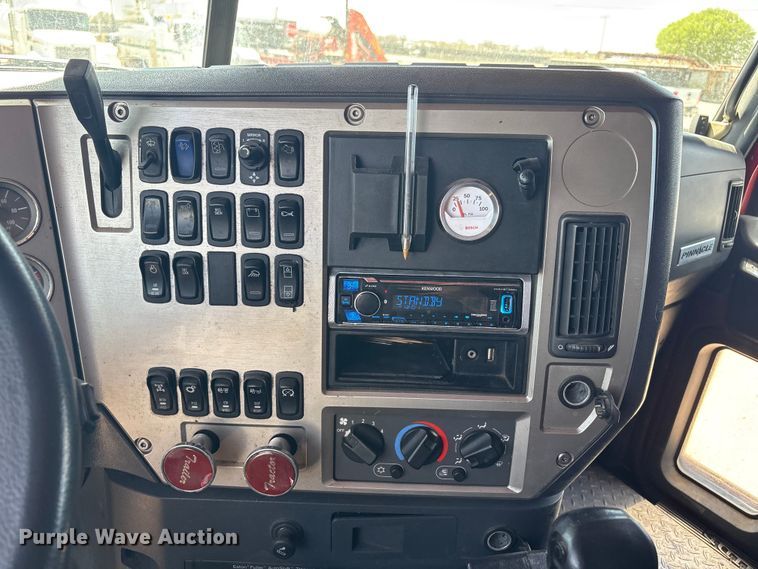 image for item FC2106 2011 Mack CHU613 semi truck