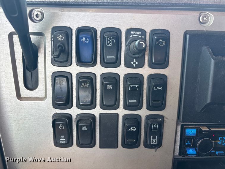 image for item FC2106 2011 Mack CHU613 semi truck