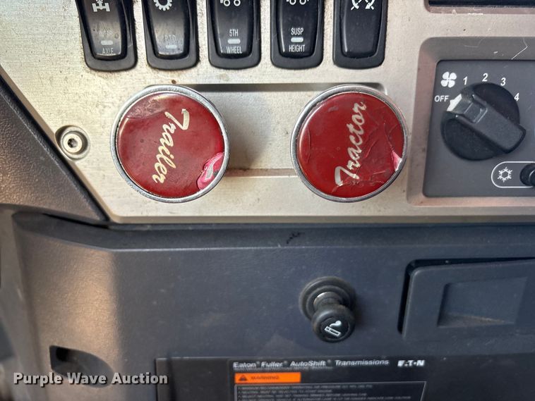 image for item FC2106 2011 Mack CHU613 semi truck