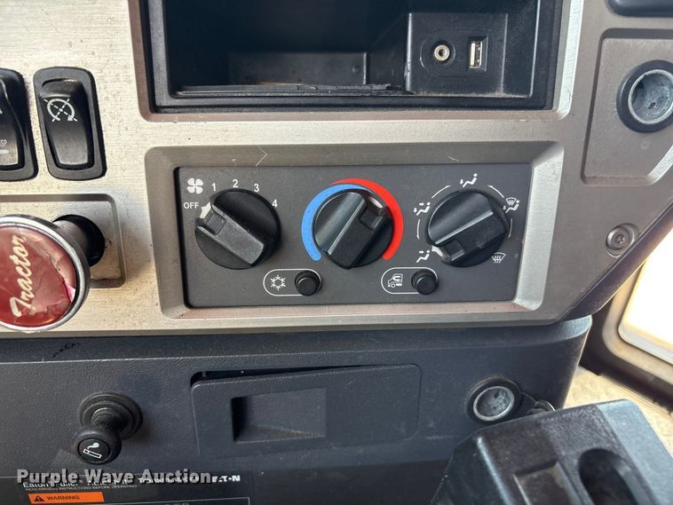 image for item FC2106 2011 Mack CHU613 semi truck