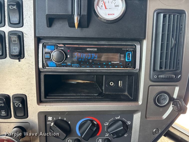 image for item FC2106 2011 Mack CHU613 semi truck