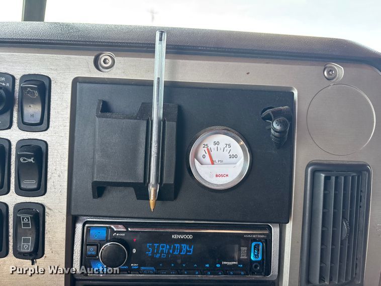 image for item FC2106 2011 Mack CHU613 semi truck