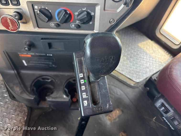 image for item FC2106 2011 Mack CHU613 semi truck