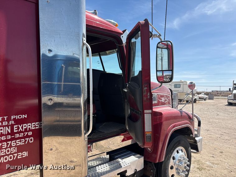 image for item FC2106 2011 Mack CHU613 semi truck