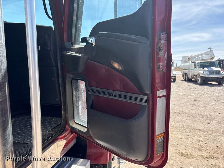 image for item FC2106 2011 Mack CHU613 semi truck