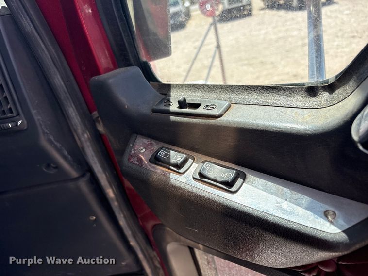 image for item FC2106 2011 Mack CHU613 semi truck