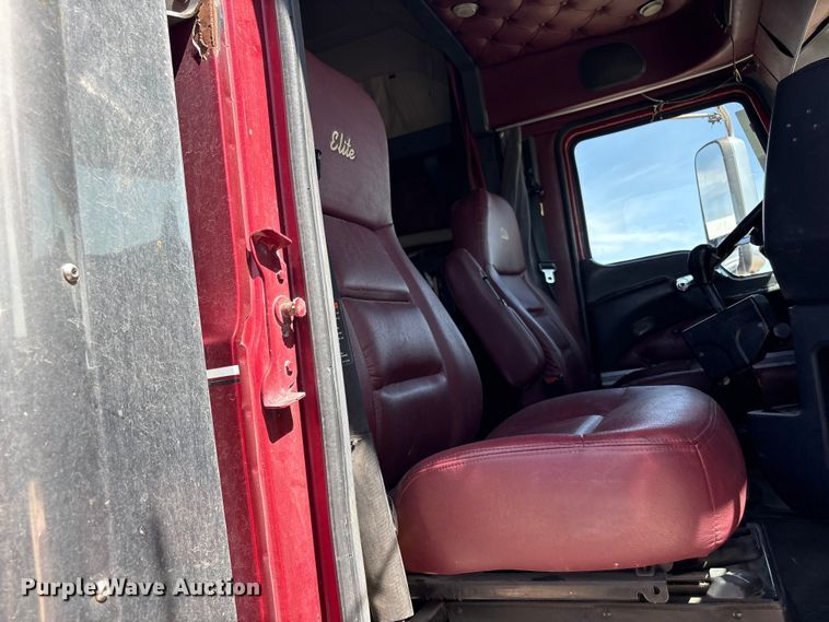 image for item FC2106 2011 Mack CHU613 semi truck