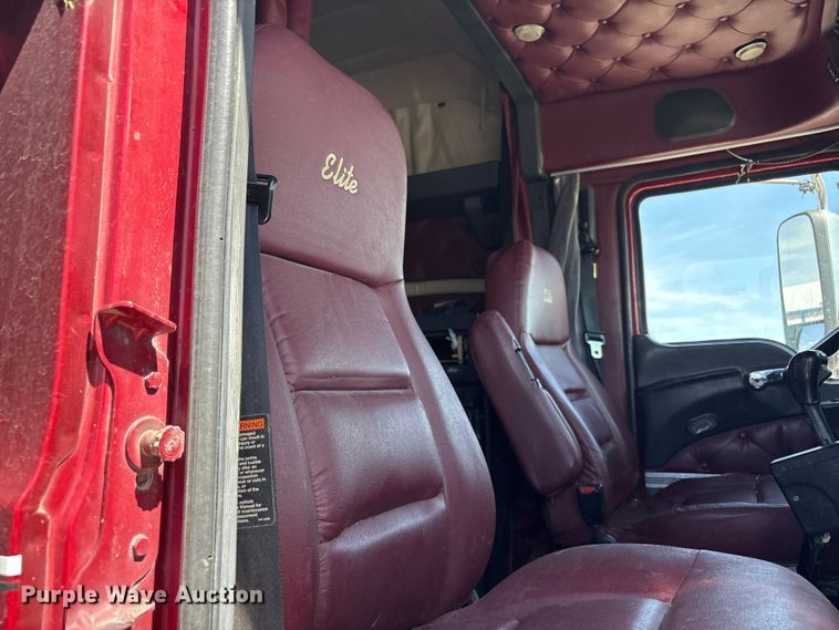 image for item FC2106 2011 Mack CHU613 semi truck