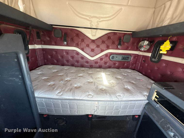 image for item FC2106 2011 Mack CHU613 semi truck