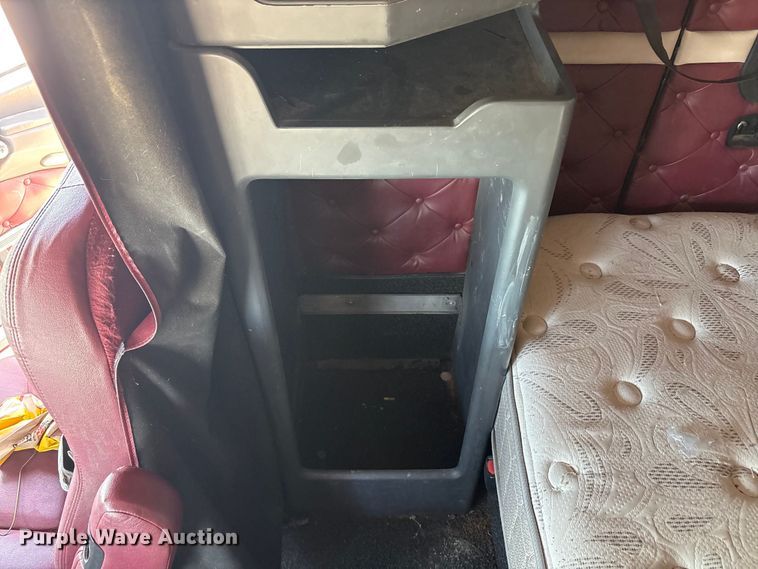 image for item FC2106 2011 Mack CHU613 semi truck