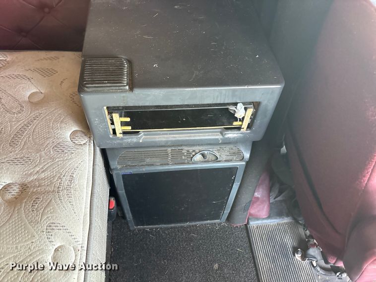 image for item FC2106 2011 Mack CHU613 semi truck