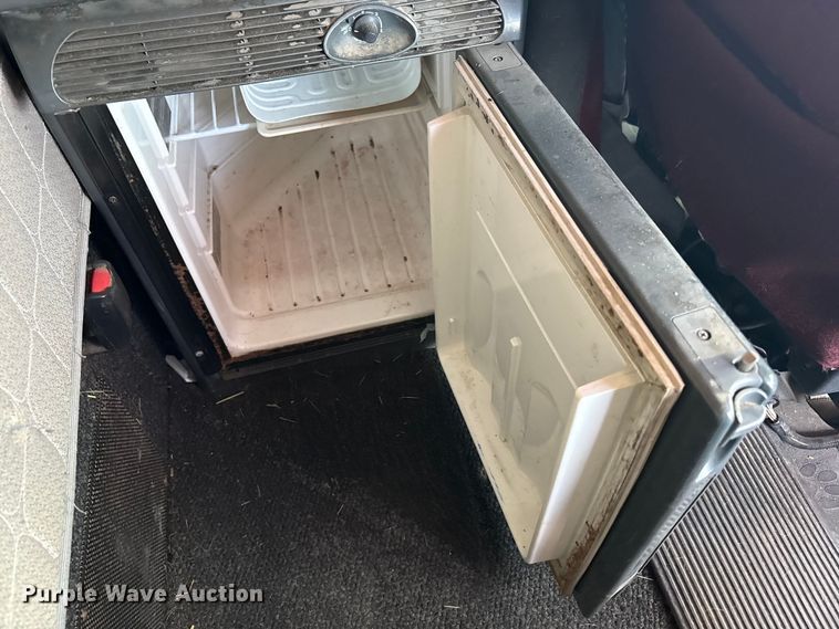 image for item FC2106 2011 Mack CHU613 semi truck