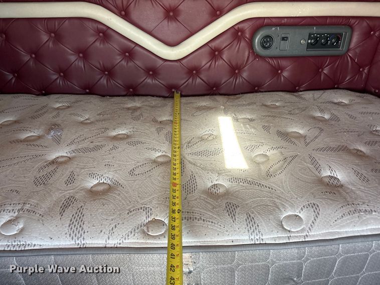 image for item FC2106 2011 Mack CHU613 semi truck