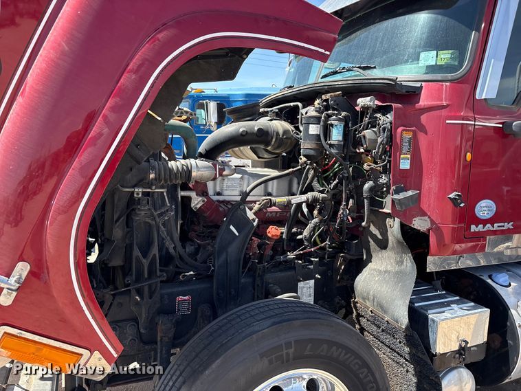 image for item FC2106 2011 Mack CHU613 semi truck