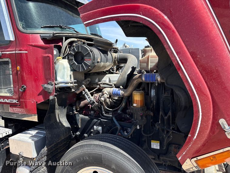 image for item FC2106 2011 Mack CHU613 semi truck