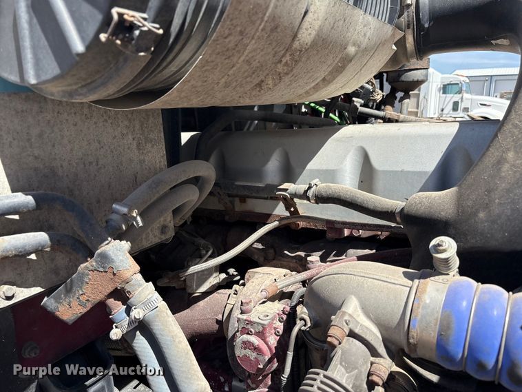 image for item FC2106 2011 Mack CHU613 semi truck