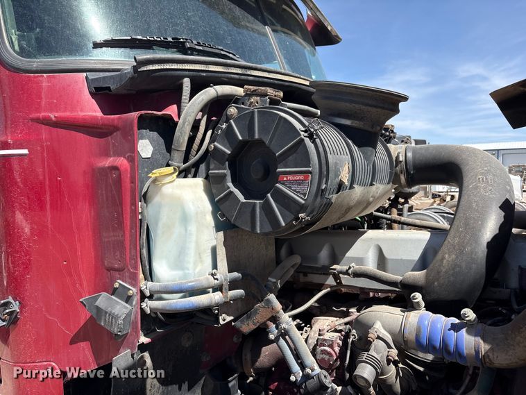 image for item FC2106 2011 Mack CHU613 semi truck