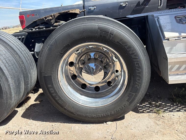 image for item FC2106 2011 Mack CHU613 semi truck