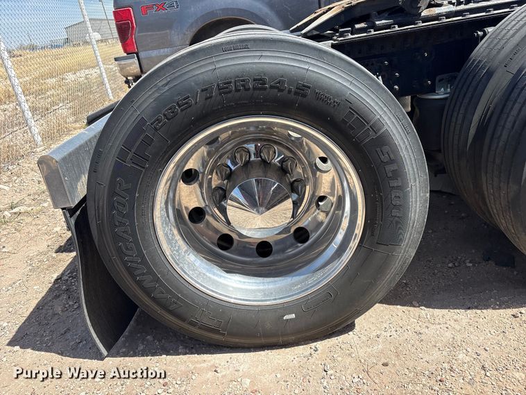 image for item FC2106 2011 Mack CHU613 semi truck