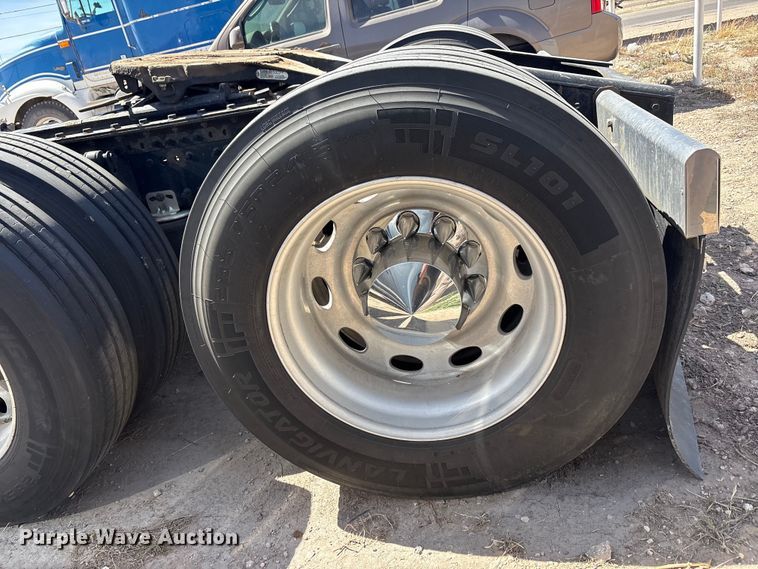 image for item FC2106 2011 Mack CHU613 semi truck