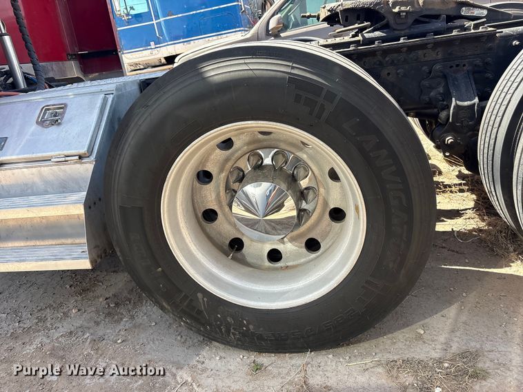 image for item FC2106 2011 Mack CHU613 semi truck