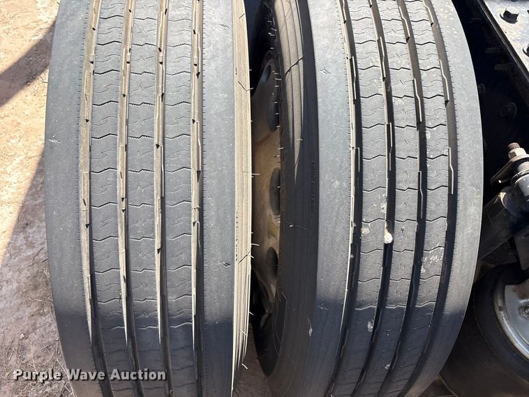 image for item FC2106 2011 Mack CHU613 semi truck