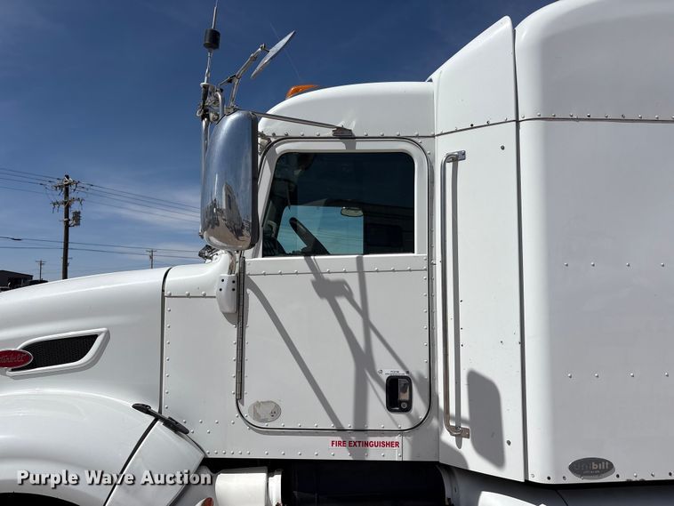 image for item FC2108 2013 Peterbilt 386 semi truck