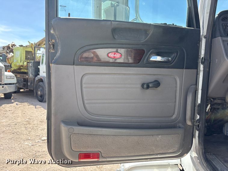 image for item FC2108 2013 Peterbilt 386 semi truck