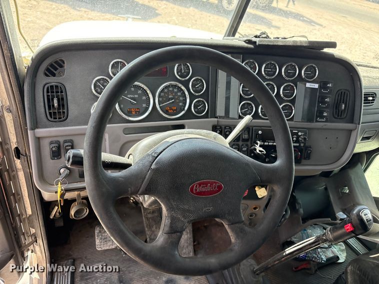 image for item FC2108 2013 Peterbilt 386 semi truck