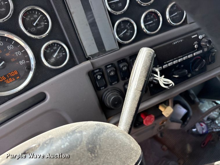 image for item FC2108 2013 Peterbilt 386 semi truck