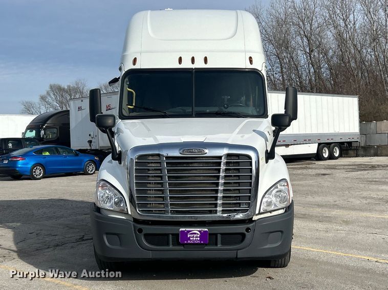 image for item FC5188 2018 Freightliner Cascadia semi truck